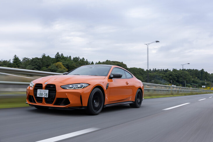 足まわりには、ドライビングの仕方や路面状態に応じてダンピング特性を調整可能な「アダプティブMサスペンション」が装備される。