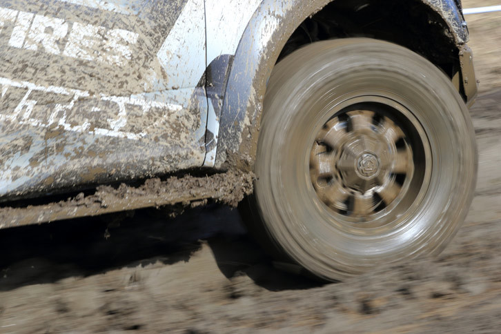 「究極のオフロード性能」をうたう「OPEN COUNTRY M/T」。ダートでのグリップ性能は高く、水たまりや泥濘路面での操作性も高い。