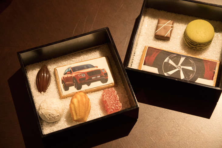 部屋にはベントレー＆セントレジス流のおもてなしが。2段重ねの重箱には小菓子が用意されていた。