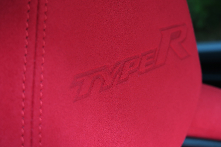 ホンダ・シビック タイプR（「TYPE R」ロゴの刺しゅう）