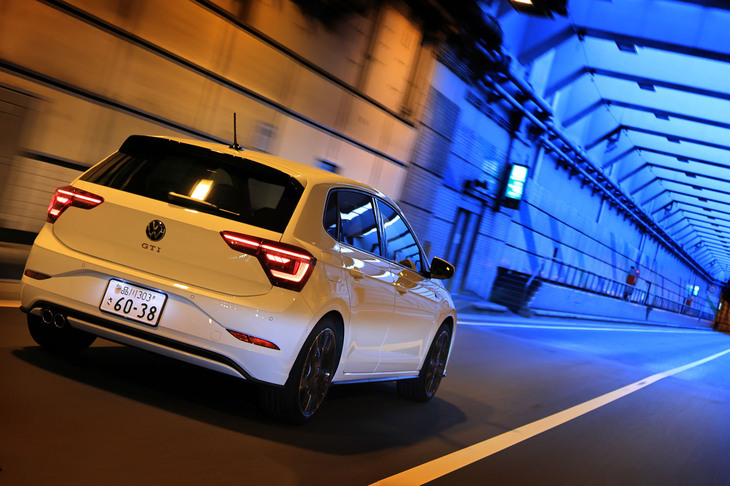 先代「6R」型に先祖返りしたかのように、ビュンビュン系のクルマとなったマイナーチェンジ後の「ポロGTI」。この“キャラ変”をファンはどう受け止めるのか？　気になるところである。