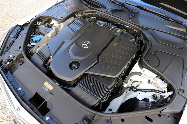 3リッター直列6気筒ディーゼルターボ「OM656」ユニットでは、シリンダーブロックをアルミ製とする一方で、ピストンには異素材のスチールを採用。これにより摩擦抵抗を40％以上低減したという。