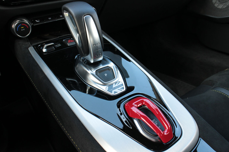 V6モデルがMTとATから選べるのに対し、直4モデルは8段AT（DCT）のみという設定。シフトセレクターにはDレンジにおいて手動変速が行えるシーケンシャルシフト機構も備わっている。