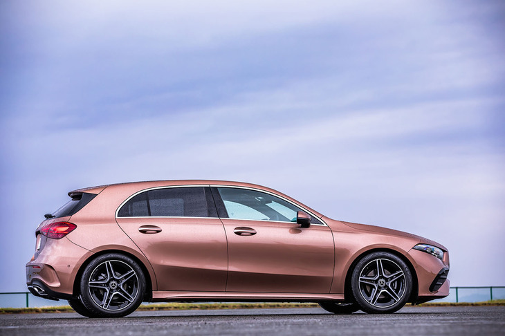 今回試乗した「A180」はオプションの「AMGラインパッケージ」装着車で、ボディーサイズは全長×全幅×全高＝4440×1800×1420mm、ホイールベースは2730mm。全長が標準モデルよりも10mm長く、全高が20mm低い設定となる。