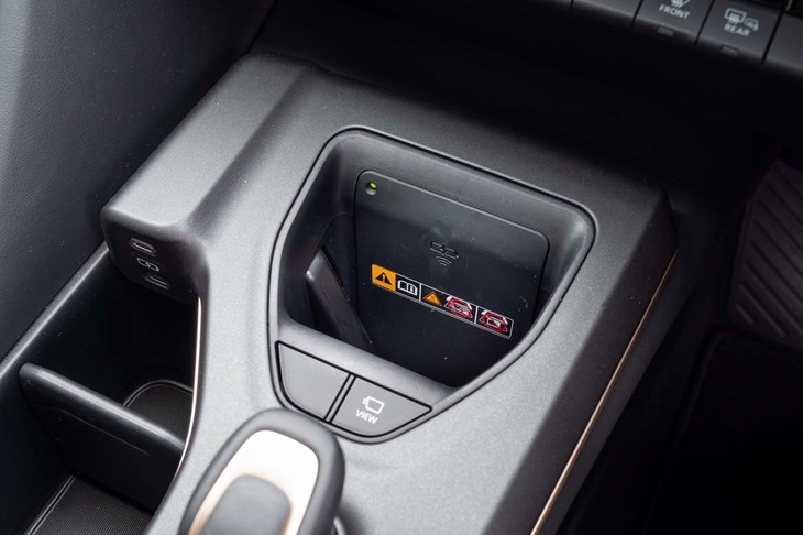 トヨタ初採用の縦置き型おくだけ充電。スマートフォンを縦に差し込めるようにすることでスペース効率を高めている。繰り返すがエンジンは横置きだ。