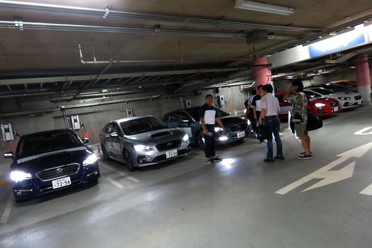 地下駐車場にて取材陣を待つ試乗車。記者は「レヴォーグ」に試乗したが、冷静に考えたら、大幅改良を受けたレヴォーグを公道で運転するのも、今回が初だった。