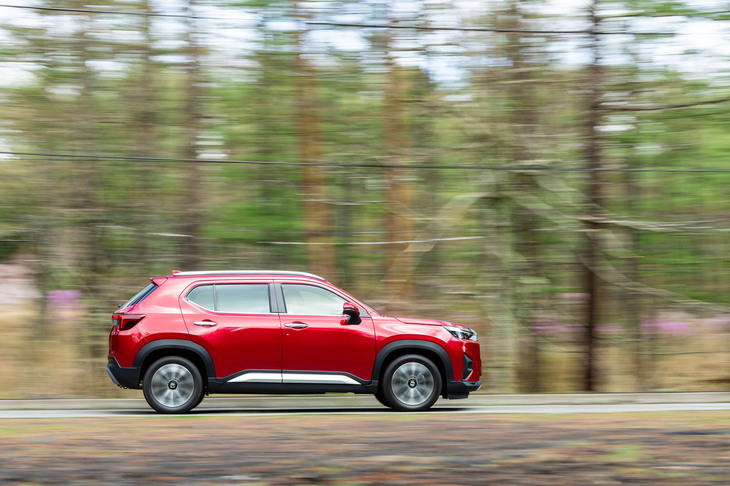 足まわりはフロントがストラットでリアがトーションビーム。高級感があるわけではないが、多少の不整路を走ってもラフな突き上げは感じなかった。