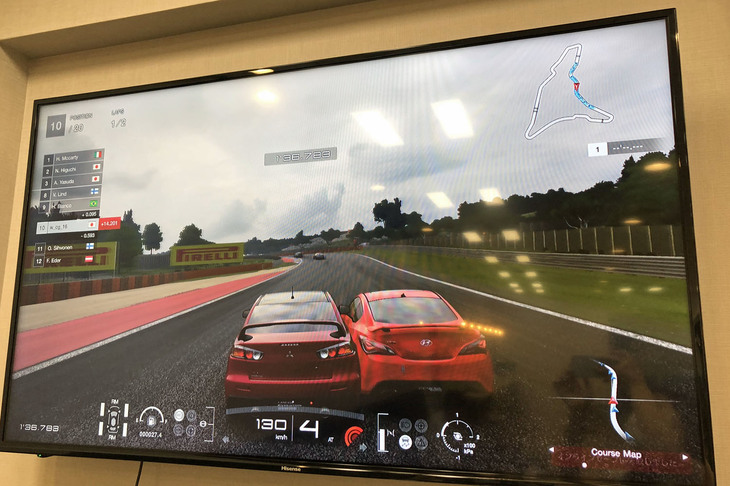 「ロジクールG29」で快適にプレイし始めたところで「ヒュンダイ・ジェネシス」に幅寄せされる。