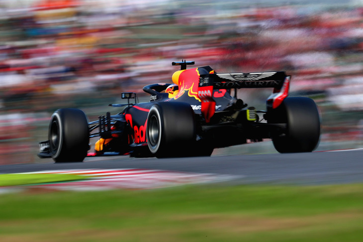 レッドブルのダニエル・リカルド（写真）は、予選Q2でスロットルアクチュエーターのトラブルが起き出走ならず、15番グリッド。セッション後、今年度重なるトラブルへのいら立ちを隠さなかったのだが、レースでは持ち前の切れ味あるドライビングが復活。抜きにくい鈴鹿でオーバーテイクを繰り返し、結果4位。笑顔が戻った。（Photo=Red Bull Racing）