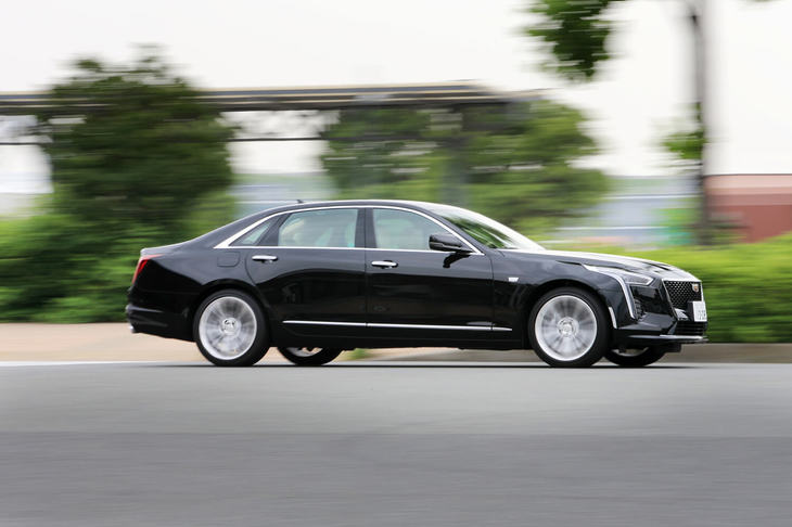 ボディーサイズは全長×全幅×全高＝5230×1885×1495mm。新デザインのフロントマスクの採用により、全長は40mm拡大した。