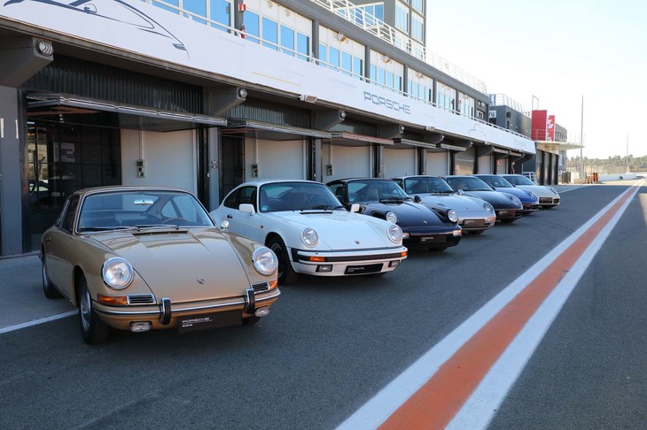 歴代の「911」が並んだ、国際試乗会の会場となったバレンシアサーキットのパドック。