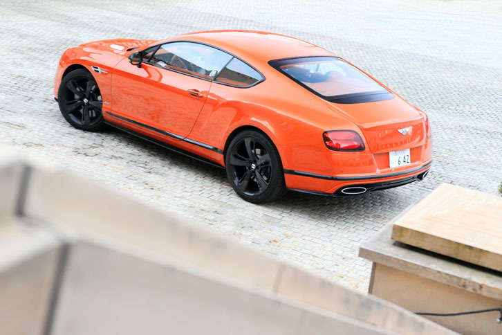 今回のテスト車「コンチネンタルGTスピード ブラックエディション」は、2016年4月に発表された特別仕様車。21インチのアルミホイールやドアミラー、ウィンドウ周辺部などが、光沢のあるブラックで彩られる。