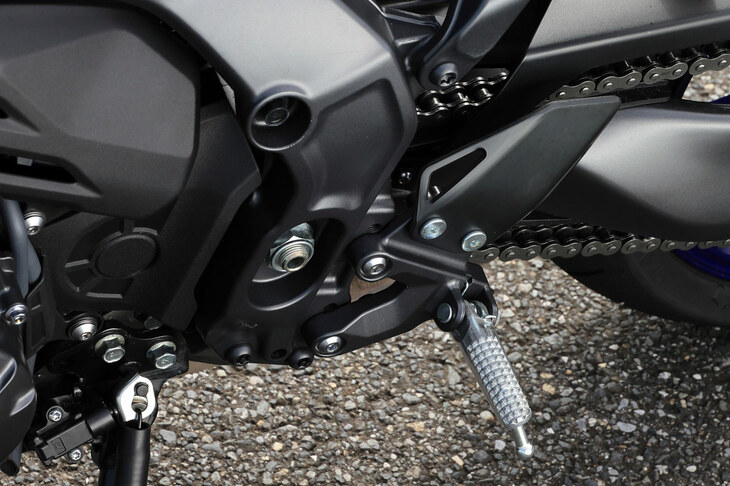 MTモードでも変速は手で行うので、左ステップのシフトペダルも廃止。変速中も、がっしりと下肢をペダルやボディーに固定していられる。