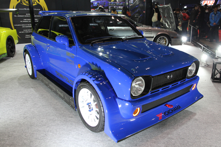 オートサロンを黎明（れいめい）期から支えてきた老舗チューナーであるRE雨宮の「雨宮スーパーシャンテ13B NA」。RE雨宮の名を広めた、360cc規格時代の軽乗用車「マツダ・シャンテ」にロータリーエンジンをブチこんだ「雨宮シャンテ」を35年ぶりにリメイクしたモデル。