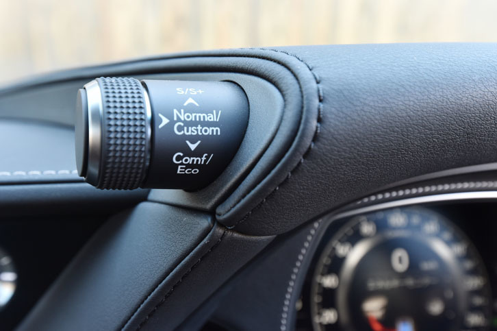 メーターフードの左側には、ドライブモードのセレクトダイヤルが設けられている。