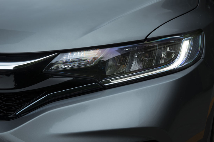 LEDヘッドランプには、オートレベリング機能やオートライトコントロール機能が備わる。