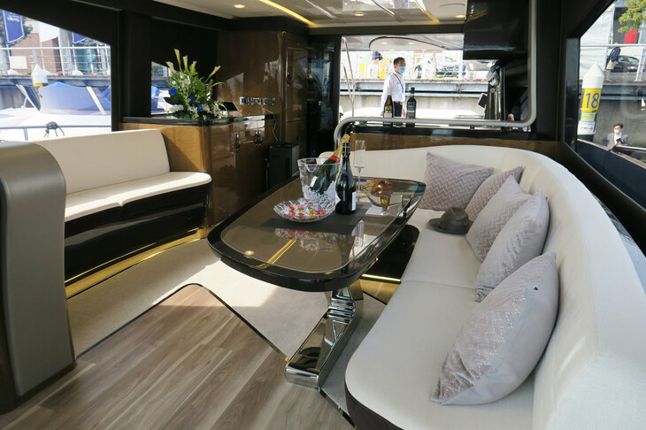 レクサスLY650（キャビン）