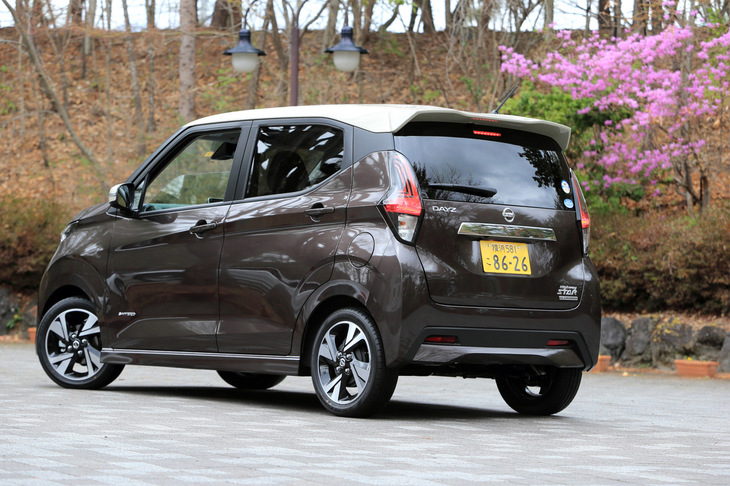 ツートンカラーの採用と同時に、ルーフが浮いているように見えるサイドのデザイン処理が新型「デイズ」の特徴だ。