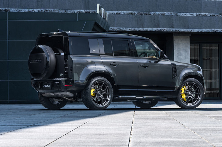 武骨でシャープな「G025GC」は幅広い車種にマッチする。人気のSUV「ディフェンダー110」にもピッタリだ。