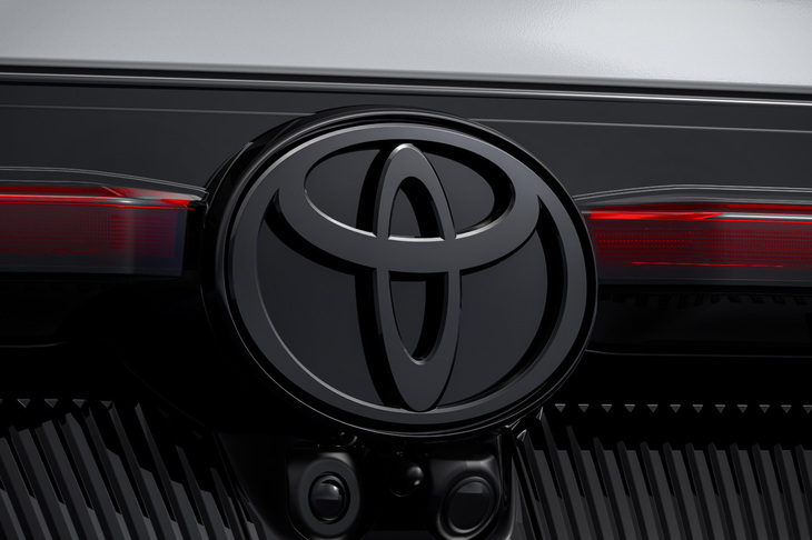 特別仕様車“THE 70th”に標準で採用されるブラックのトヨタエンブレム。