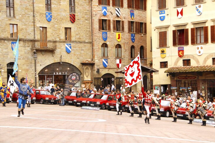 参加メンバーは、歴史装束を着た旗振り隊の歓迎を受けた。