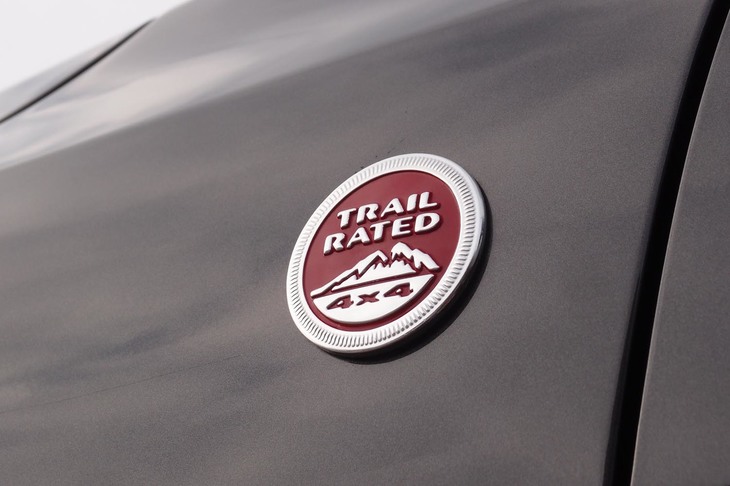車体側面に添えられた「TRAIL RATED」のエンブレムは、このモデルが特に優れたオフロード走破性を有することを示している。