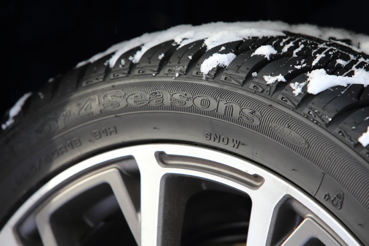 サイドウオールに施された「SNOW」のマークは、日本における冬用タイヤの証し。「ベクター4シーズンズ ハイブリッド」は、冬用タイヤ規制が敷かれた道も走行できる性能を備えているのだ。