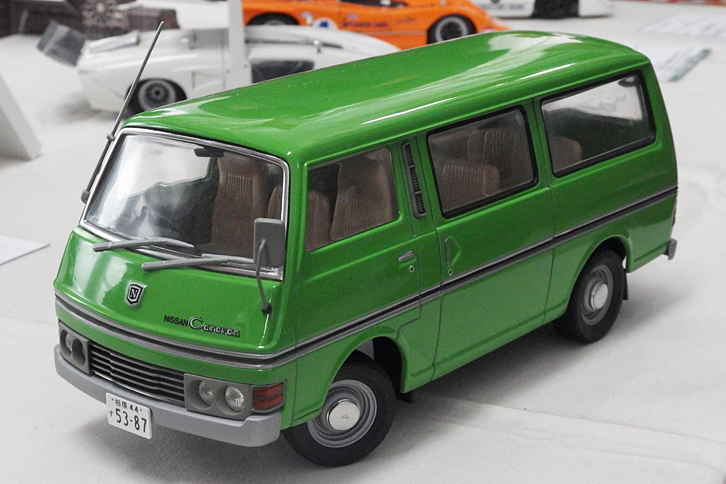 初代「日産キャラバン（E20）」。ベースとなった1/22という半端なスケールのアオシマ製キットは、1970年代に流行（はや）ったアメリカ西海岸風のバニング仕様。クオーターウィンドウは埋められてから丸窓が開けられ、太いホイール／タイヤを履いていた。それをノーマル状態に戻したわけである。ホイールはイマイ～アオシマ製の1/24「ロンドンタクシー」用とか。