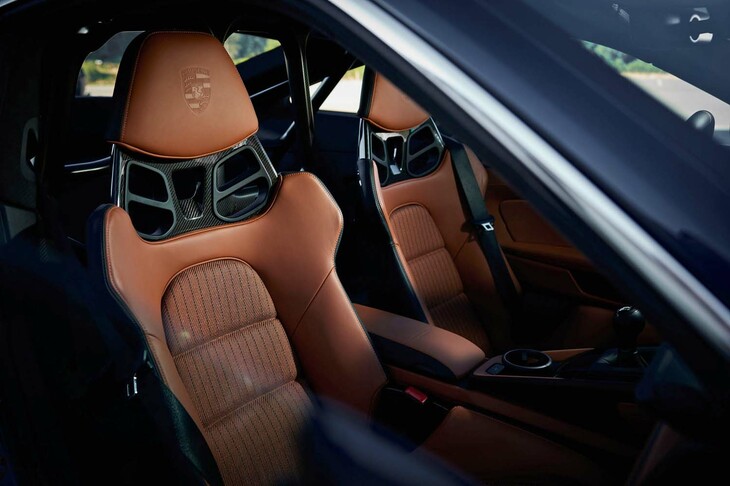 内装で特徴的なのは、CFRPの骨格を持つフルバケットシート。ほかに4Way電動調節機構付きの「スポーツシートプラス」が選択できる。