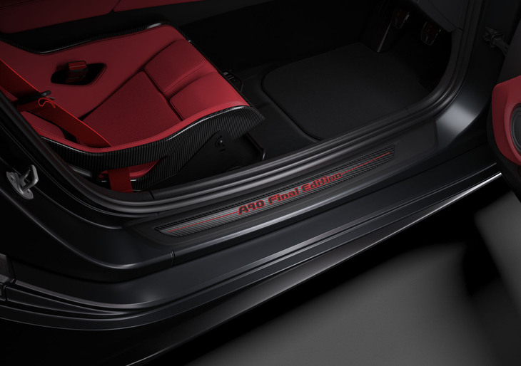 サイドシルは、「A90 Final Edition」ロゴ入りのプレートでドレスアップされている。