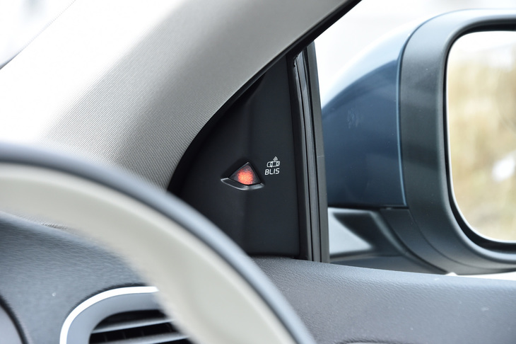 ドアミラー付け根の室内側には、「ブラインドスポットインフォメーションシステム（BLIS）」のランプが備わる。斜め後方の死角に他車両がいる場合、その存在をドライバーに知らせる。