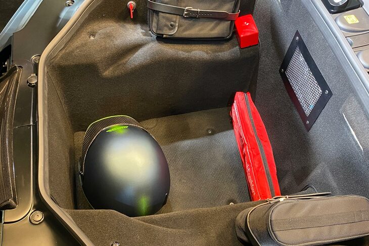 フロントの収納スペース。