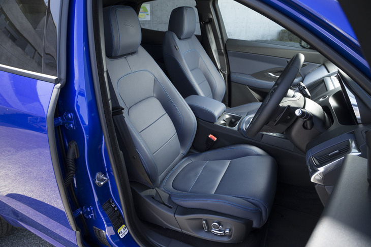 「パーフォレイテッドエクリプスウィンザーレザースポーツシート」と名付けられた試乗車のシート。オプション価格は55万4000円。