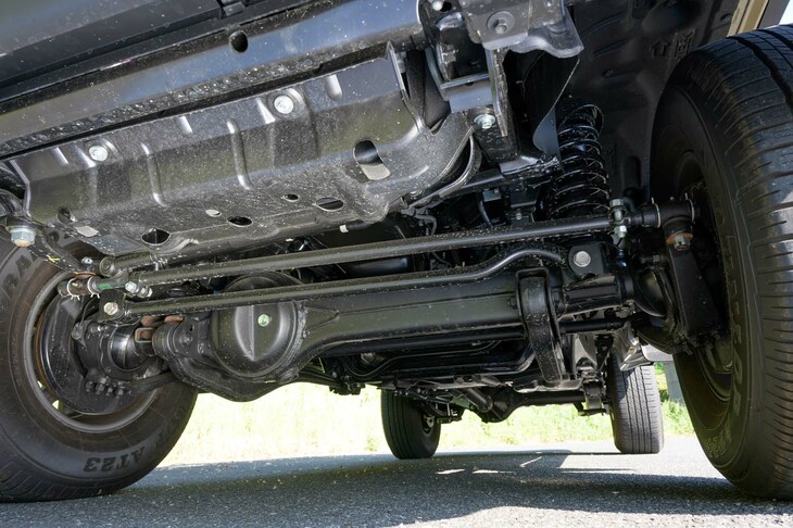 足まわりをフロントから見たところ。サスペンションは前後リジッドアクスル。バネは当初は前後ともリーフスプリングだったが、1999年の改良でフロントのみコイルスプリングとなった。