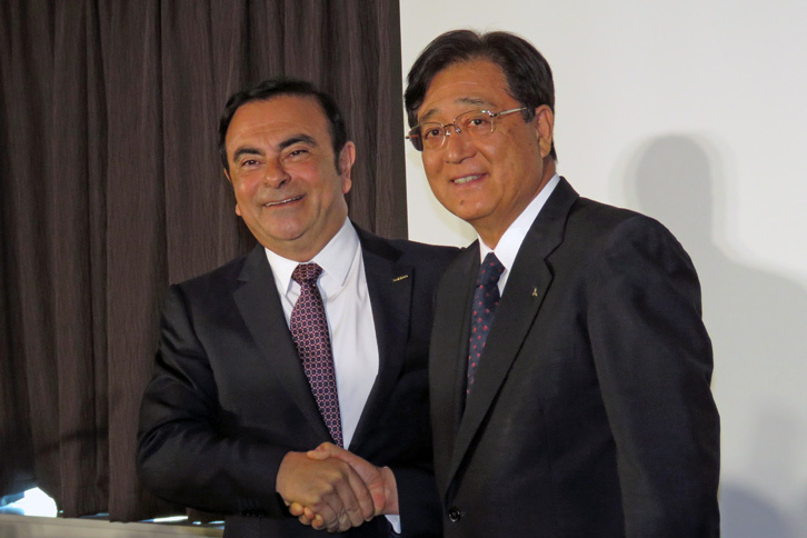 握手を交わす日産のカルロス・ゴーン社長兼最高経営責任者（写真左）と、三菱自動車の益子 修取締役会長兼CEO（同右）。
