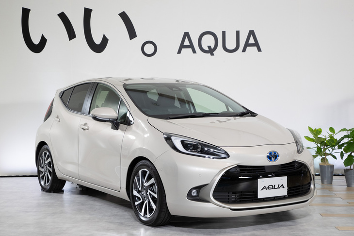 2021年7月に発表・発売された2代目「トヨタ・アクア」。全グレードがハイブリッド仕様で、WLTCモードで29.3～34.6km/リッターという好燃費と、2600mmのホイールベースによる広い後席＆荷室空間が魅力だ。