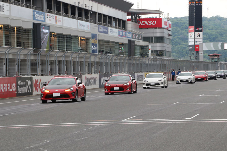 パレードラン参加のために、続々とコース入りするオーナー車両。参加受け付けは、当日先着150台だった。さまざまなボディーカラーが集う「トヨタ86」に対して、やはり「スバルBRZ」は「スバルブルー」の個体が多かった。姉妹車の個性が色というかたちでも表れるのが、面白い。