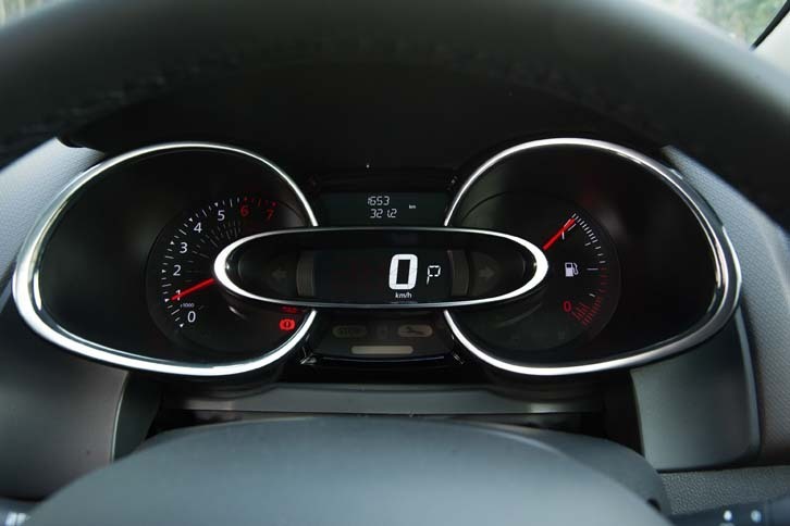 メーターパネルは2眼式。速度計はパネル中央にデジタル表示される。