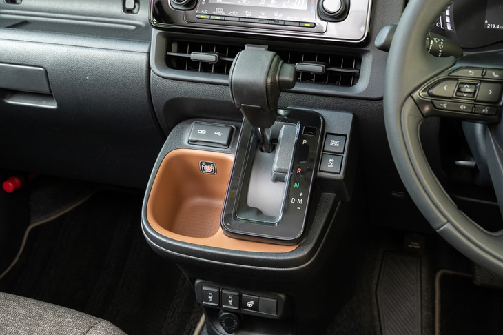 シフトゲートは古式ゆかしきストレート式だが、マニュアルモードはDレンジからレバーを右に寄せて作動させる仕組みだ。ズボラに操作しても、他車のストレートゲートのように「Dレンジに入れたつもりがMレンジに入っていて焦った」ということにはならない。