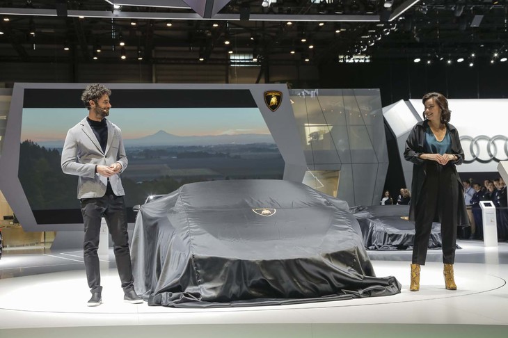 「ランボルギーニ・ウラカンEVOスパイダー」のアンヴェール。