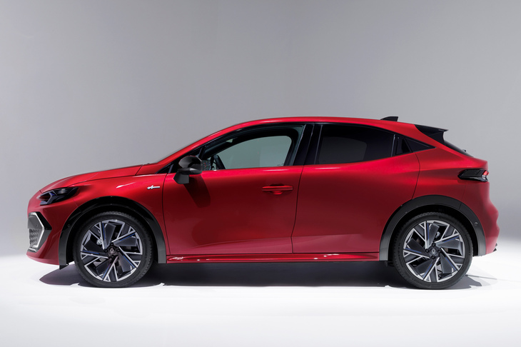 ドアパネルのリフレクションに注目。ショルダーラインに沿うピークが、リアドアの中ごろで発散し、リフレクションがリアタイヤへと下降している。