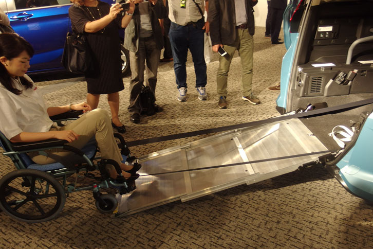 車椅子仕様車も展示があった。シートベルト状のロープが引き上げるので、車椅子ごと楽々乗り込める。キャットタワーよりも感動した。