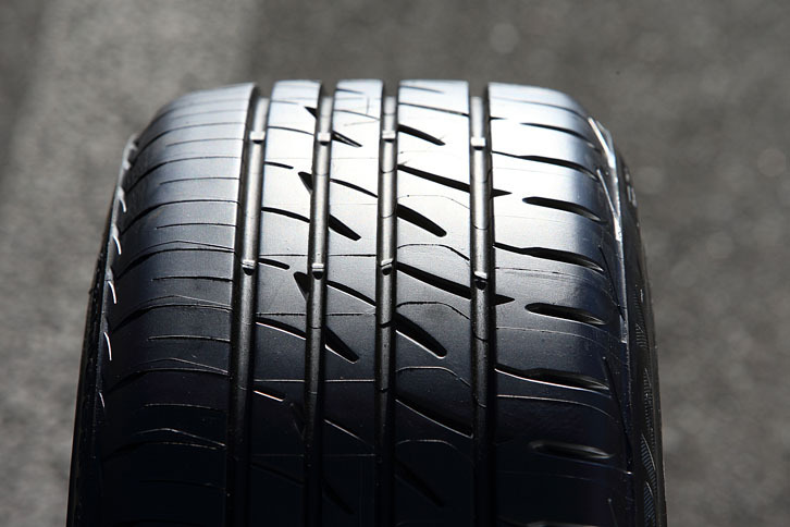 セダン・クーペ専用「プレイズPX」のトレッドパターン。右がアウト側。