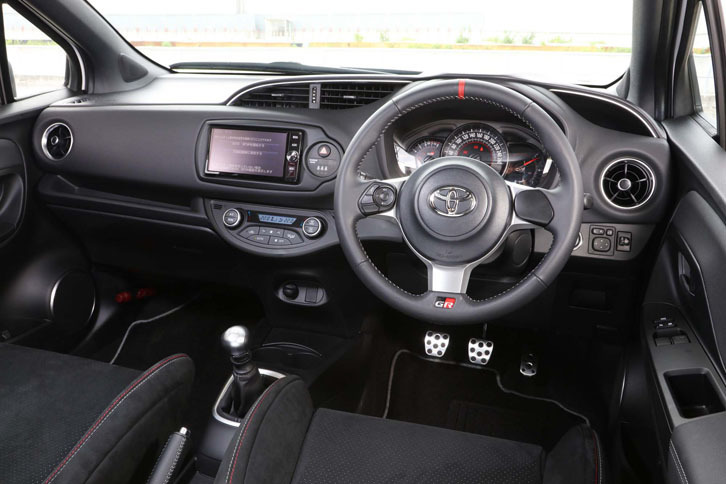 ブラックを基調に、レッドの差し色で飾られた「ヴィッツ“GRMN”」（プロトタイプ）のインテリア。260km/hまで目盛りのある専用メーターが装着される。