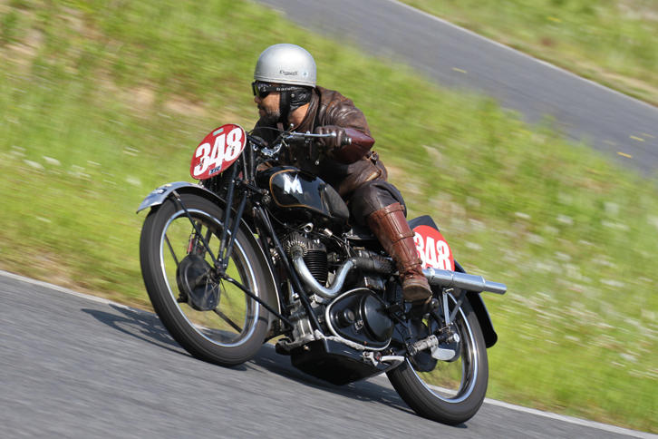 マンクストロフィーに出走した1936年「マチレスG80」。マシンに合わせライダーもクラシックなスタイルでキメている。