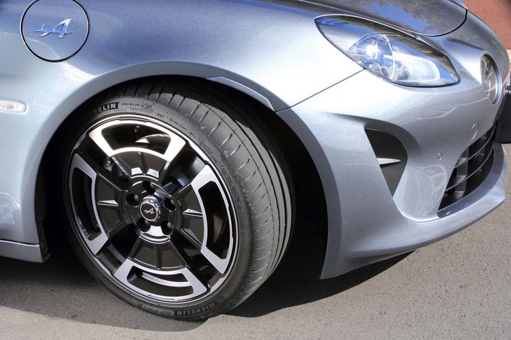 クラシックなデザインが特徴的な「リネージ」専用の18インチアロイホイール。タイヤはミシュランの「パイロットスポーツ4」が組み合わされていた。