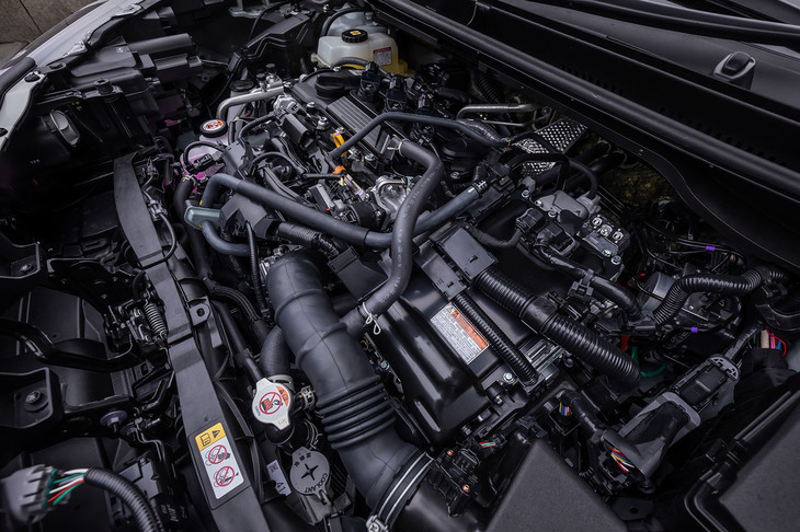 ハイブリッドパワーユニットを搭載する「ヤリス クロス ハイブリッドZ」のエンジンルーム。最高出力91PSの1.5リッター直3エンジンに、最高出力80PSの電気モーターを組み合わせている。