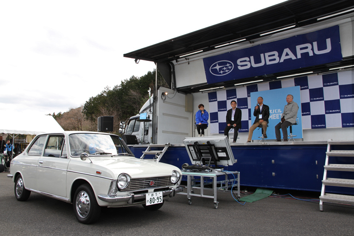 ステージでは、さまざまなトークショーが行われた。これは「50周年記念 スバル1000トークショー」。「スバル1000」は、1966年に発売されたスバル初の小型車であり、水平対向エンジンを搭載したスバル車のルーツとなるモデルである。スピーカーは技術部門OBの大林眞悟氏、エンジン設計部部長の植木恵一氏で、進行役はノンフィクションライターの中部 博氏。