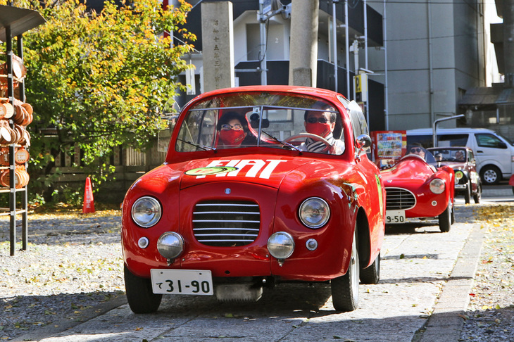 1948年「フィアット500ザガート パノラミカ」。初代フィアット500のシャシーにザガートがスペシャルボディーを架装したモデル。製作当時はまだ曲面ガラスがなかったため、ウインドシールドは3枚の平面ガラスで構成されている。