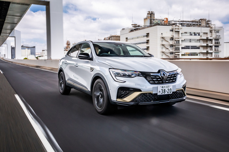 「アルカナ」には、ルノーが主導し、日産と三菱のアライアンス3社で共同開発した「CMF-B」プラットフォームが使用されている。サスペンションはフロントがマクファーソンストラット式、リアがトーションビーム式。生産は韓国・釜山工場でおこなわれる。